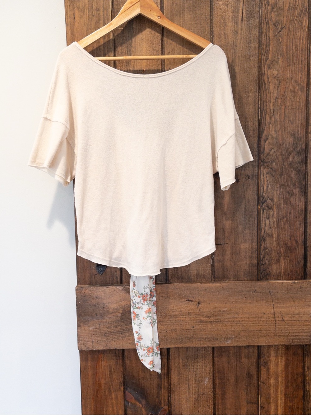 Alya Off White Scoop Floral Ribbon Tie Back Raw Hem Tee Boho Dainty Medium